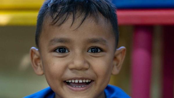 Portrait d'un petit garçon dans les paillotes par le photographe VuThéara Kham