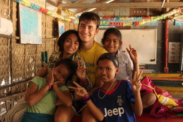 Fernando entouré d'enfants lors des camps PSE
